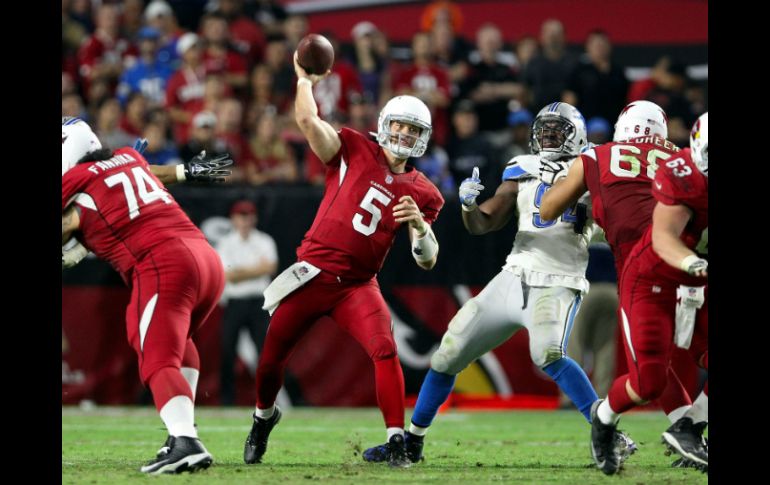 Drew Stanton, mariscal de campo, lanza dos pases de anotación a Michael Floyd. AFP / C. Petersen