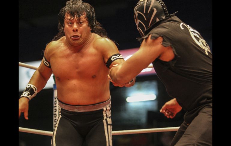 Al concluir la batalla, el enmascarado retó a Último Guerrero a una lucha de máscara contra cabellera, que fue desdeñada elegantemente. EL INFORMADOR / F. Atilano