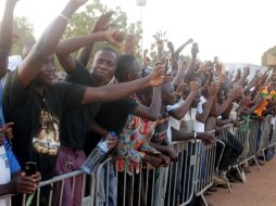 Personas de Burkina Faso se animan ante la noticia de que el teniente Isaac Zida no se mantendrá en el poder. AFP /