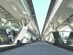 Sin gente. La pérdida de continuidad por la constante interrupción del cruce de vialidades le restan visitantes al parque lineal. EL INFORMADOR / E. Barrera