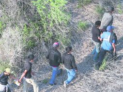 Vulnerables. Representantes conservadores prevén fortalecer la vigilancia en la frontera con México para reducir la migración ilegal. AFP /