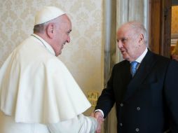 Su Santidad saluda al pianista argentino Daniel Baremboim, durante una audiencia. AFP /