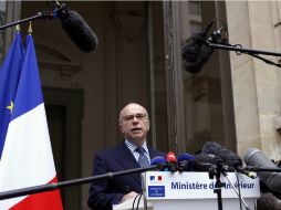 El ministro francés del Interior, Bernard Cazeneuve, señala a Maxime Hauchard como participe en el acto funesto. AFP / T. Samson