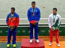 Marroquín (d) sube al podio y suma una medalla más para la delegación mexicana. TWITTER / @Conade