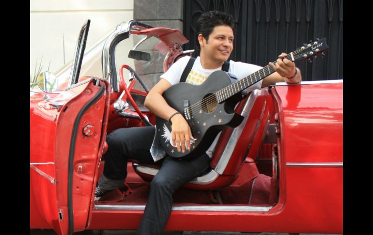 El cantante dejó otras actividades profesionales en su vida para dedicarse a la música, donde tiene 15 años de trayectoria. ESPECIAL /