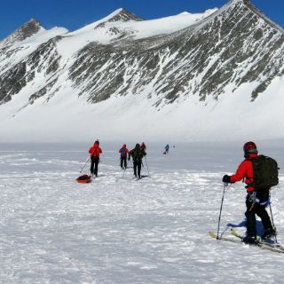 Científicos de Chile realizan mayor expedición en el Glaciar Unión