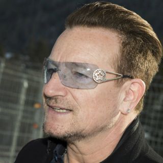 Bono se lastima brazo en accidente en bicicleta