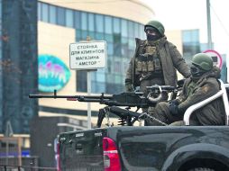 Vigilancia. Hombres armados vigilan en la zona centro de la ciudad ucraniana de Donetsk. AFP /