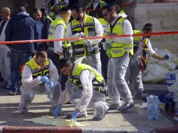 Paramédicos realizan las primeras investigaciones fuera de la sinagoga, lugar del atentado. AP / M. Illean