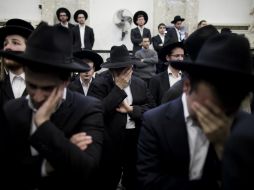 Judíos ultraortodoxos asisten al funeral del rabino Moshe Twersky, uno de los religiosos asesinados en el tiroteo de la sinagoga. EFE / A. Sultan