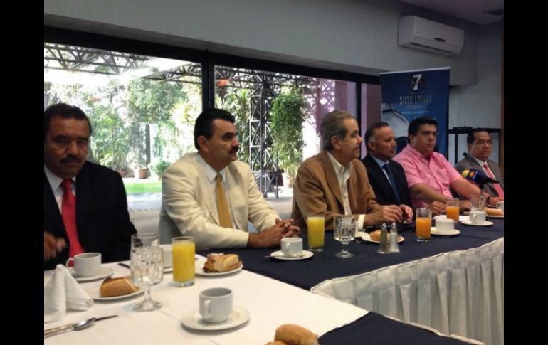 Enrique Ramos (c) secretario de Turismo, encabezó el anuncio del torneo. EL INFORMADOR / R. Alarcón