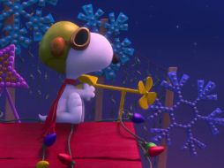 En el avance, Snoopy sueña que es un piloto que vuela sobre su casita sobre la Torre Eiffel. YOUTUBE / Fox Family Entertainment