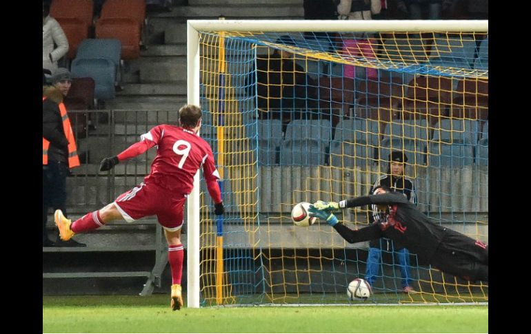 Talavera había atajado un penal pero en el remate los bielorrusos anotaron. AFP / M. Malinovsky