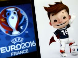 El niño viste los colores de la bandera de Francia. AFP / F. Fife