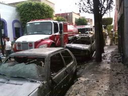 Oficiales de Policía y del Cuerpo de Bomberos acudieron al sitio para dar atención al fuego. EL INFORMADOR /