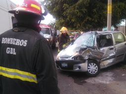 Bomberos del municipios acudieron al cruce de las calles Pensador Mexicano y la 40 en Guadalajara. EL INFORMADOR /