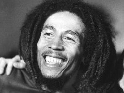 La familia de Bob Marley afirma que el cantante estaría feliz de ver que la gente entiende el poder sanador de la mariguana. AFP / ARCHIVO
