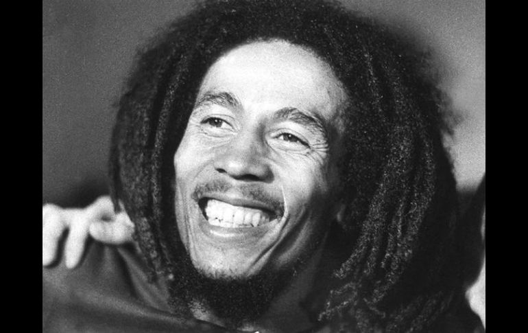 La familia de Bob Marley afirma que el cantante estaría feliz de ver que la gente entiende el poder sanador de la mariguana. AFP / ARCHIVO