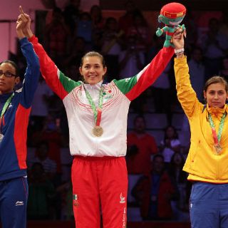 Suspenden a atleta por hacer gesto grosero en JCC