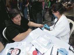 Personal médico realiza exámenes de sangre que serán cotejarlos con los restos que se hallaron en fosas clandestinas. SUN / J. Ríos