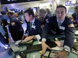 Los inversores esperan la publicación de las actas de la última reunión de la Reserva Federal de Estados Unidos. AP / R. Drew