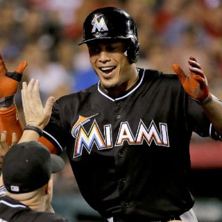 Giancarlo Stanton firma contrato millonario con Marlins