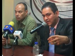 Sergio Jiménez (i) ofreció la conferencia acompañado del diputado Víctor Sánchez. EL INFORMADOR / O. García