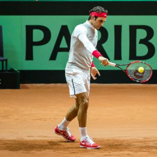 Roger Federer vuelve a entrenar tras su lesión