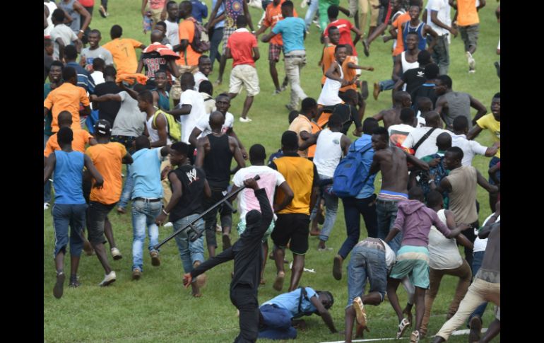 En el duelo de marfileños y Camerún se presentó una trifulca con afición. AFP / I. Sanogo