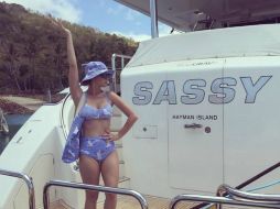 combinó su look con un sombrero y una cartera azules y con estampados iguales a los de su bikini. INSTAGRAM / katyperry