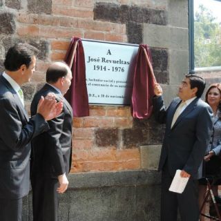 Develan placa en honor a José Revueltas