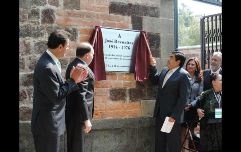 La placa fue colocada en la entrada del Torreón de vigilancia, a donde acudieron senadores y la directora del AGN. TWITTER / @SEGOB_mx