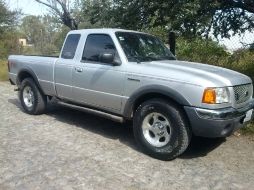 La policía aseguró un revólver, computadoras, teléfonos y joyería que guardaban en una camioneta Ford Ranger. ESPECIAL / Policía de Tlaquepaque