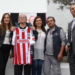 Pascual Gómez recibe homenaje de Chivas