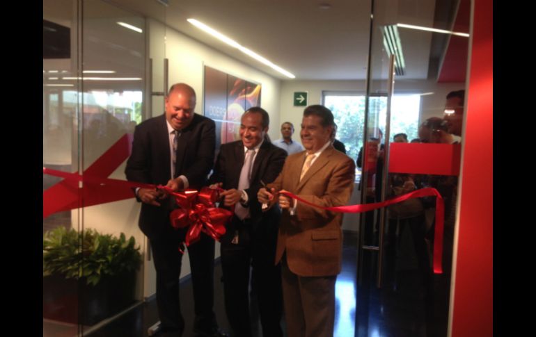 La inauguración de la planta en Guadalajara contó con la presencia del Secretario de Desarrollo Económico, José Palacios (d). ESPECIAL /