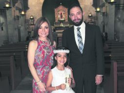 Con Ximena. Lucía y Jesús Coblentz, padrinos de la pequeña. EL INFORMADOR /