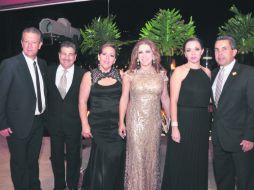 Anfitriones. José Luis Villaseñor, Salvador Romero, Claudia de Villaseñor, Maru Romero, Ana Laura Camarena y Andrés Padilla. EL INFORMADOR /
