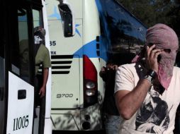 Un grupo de maestros de la CETEG, con el rostro cubierto, ''toman'' tres autobuses de pasajeros. SUN / J. Ríos