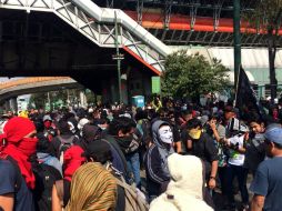 Los manifestantes ya comienzan a concentrarse para la marcha de este día por el caso Iguala. SUN / F. Ramírez