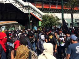 Granaderos se colocan en las instalaciones de la terminal aérea frente a los jóvenes para impedirles el paso. SUN / F. Ramírez