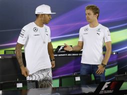 Lewis (i) y Nico han dominado la temporada 2014 de principio a fin. EFE / V. Xhemaj