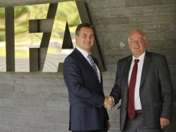 El fiscal Michael García (i) y el juez de ética Joachim Eckert (d) piden que se analice un informe de 430 páginas preparado por García. ESPECIAL / fifa.com