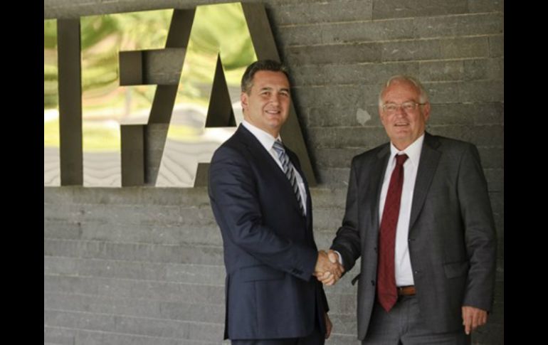 El fiscal Michael García (i) y el juez de ética Joachim Eckert (d) piden que se analice un informe de 430 páginas preparado por García. ESPECIAL / fifa.com