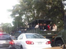 Imagen de un usuario de redes sociales que muestra a los presuntos militares vestidos de civil. TWITTER / @diegoDlRio