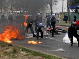 Los encapuchados se enfrentaron con el cinturón de seguridad que les impidió el paso hacia el AICM. SUN / J. Cabrera
