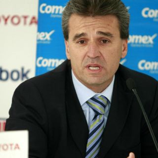 Chivas toca puertas para refuerzos