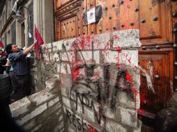 En el muro, podía leerse 'faltan 43, resistencia'. En la puerta, escribieron con mezcla de cemento: 'IPN'. SUN / A. Hernández