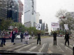 Los trabajadores sostienen que se unen a la demanda nacional de la presentación con vida de los 43 desaparecidos. AP / ARCHIVO