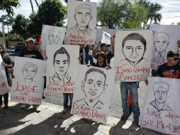 En El Salvador, estudiantes y activistas recorren las calles de la capital con mensajes como 'somos el eco de los 43 silenciados'. EFE / O. Rivera