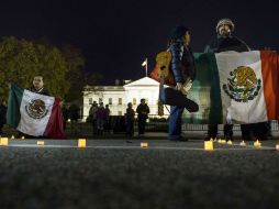 Encendieron velas frente a la Casa Blanca como parte de la protesta por Ayotzinapa. AFP / B. Smialowski